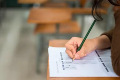 Pessoa faz prova em sala de aula durante concurso público